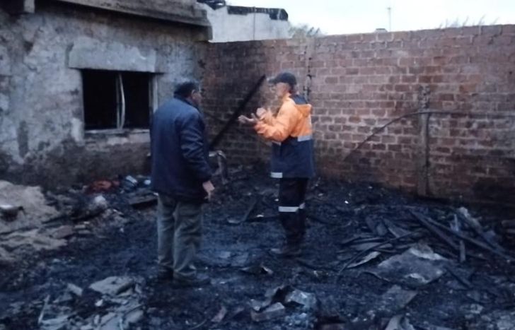 La vivienda quedó destruida tras el incendio.