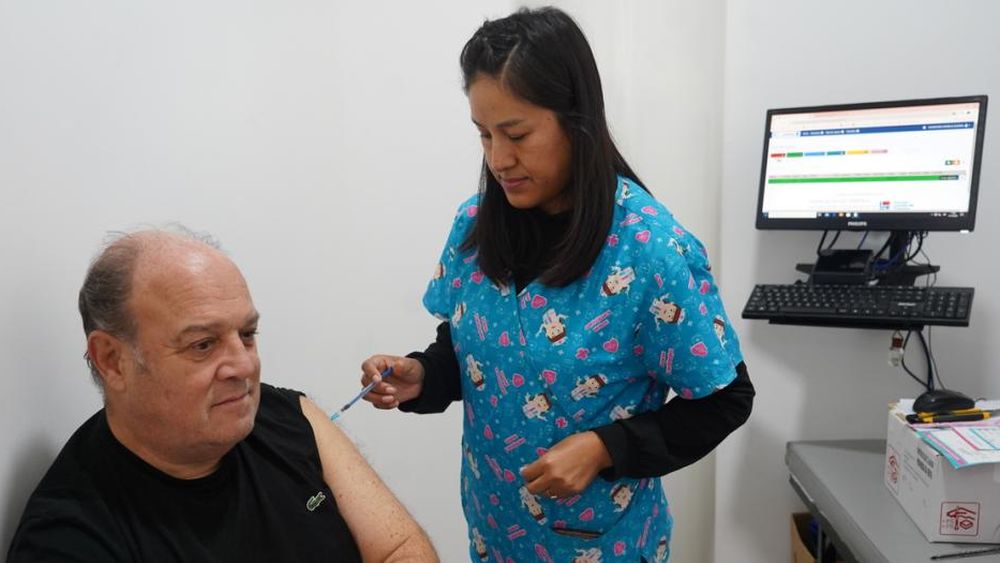 Los mayores de 65 años podrán vacunarse desde el martes.