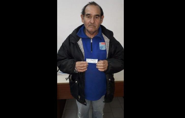 juan domingo tiene 66 años y votó en la escuela Nº90 de lomas.