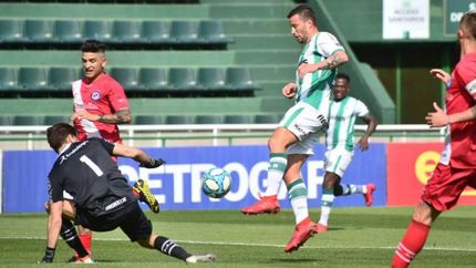 Pons prueba, tapa el arquero, y del rebote convertirá Bordagaray.