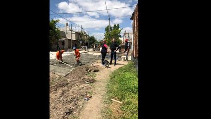 aliviador este: tras el armado del canal construyen los pavimentos