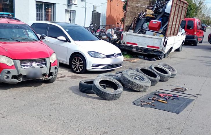 Encontraron cubiertas y herramientas para robar ruedas.