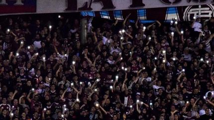 Los hinchas de Lanús deliran de felicidad. Los hinchas de Lanús deliran de felicidad.