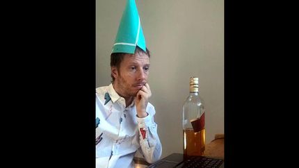 LOS VIERNES A LAS 22, A LA GORRA.