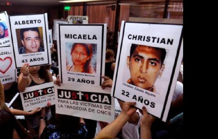 los familiares y amigos recordaron este viernes a las víctimas.