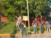 Manifestantes en frente de la vivienda del acusado.