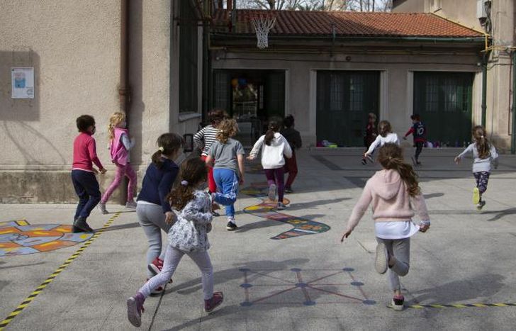 Los nenes, de regreso a la escuela.