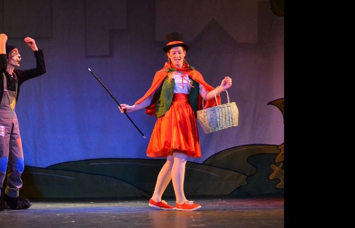 en esta versión el lobo es un travieso perro callejero.