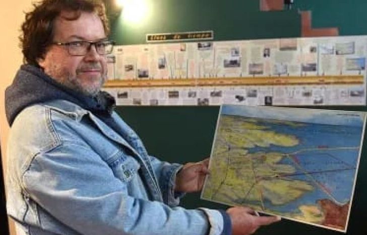 Alberto junto a la ilustración de lo que era Lomas hace miles de años.