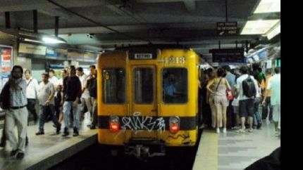 La mujer notó que su espalda estaba mojada.