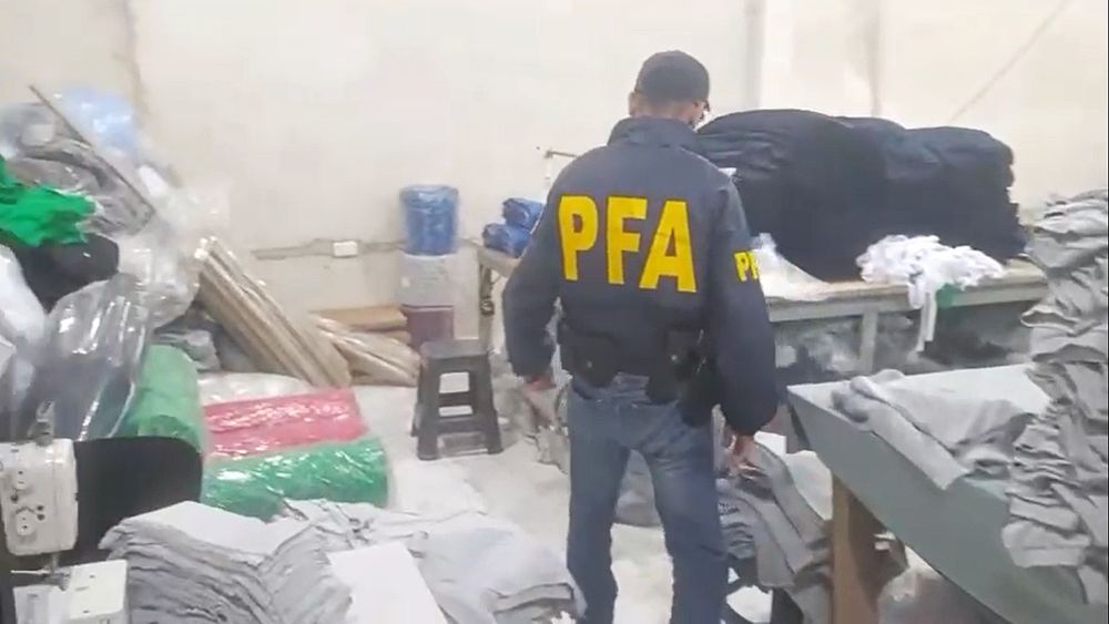 Allanamiento en uno de los talleres clandestinos. Allanamiento en uno de los talleres clandestinos.