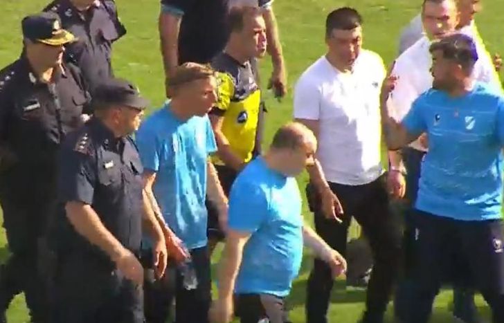 Aguirre, tras el primer tiempo, le recriminó su accionar al árbitro.