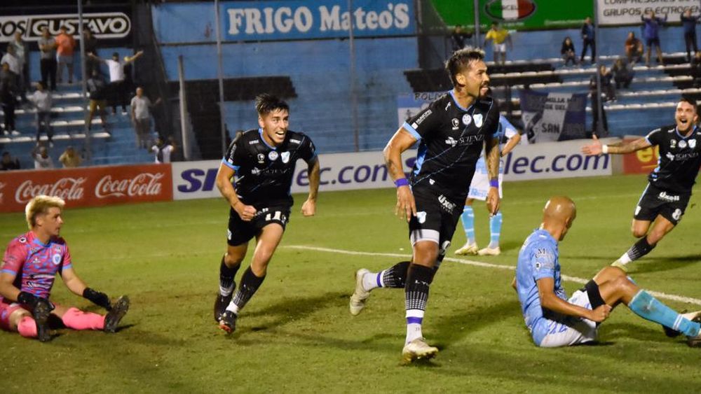 López festeja su gol 60 en el Gasolero.