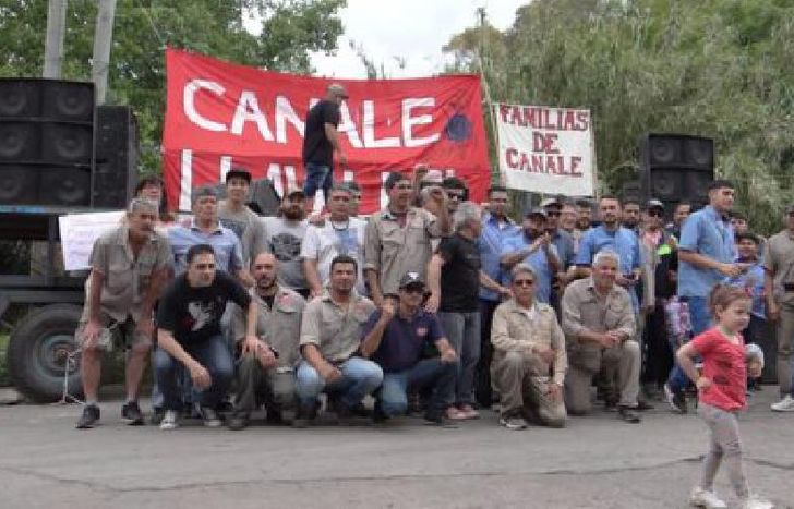 Esperan que los contraten ya que hace un mes que quedaron en la calle.