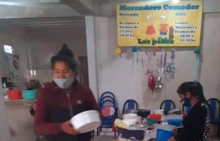Merienda y cena es lo que reparten para los vecinos.