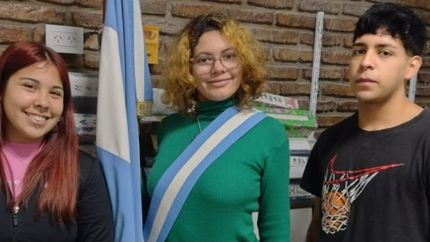 Victoria es el mejor promedio de toda su escuela y cuenta con un grupo de amigos que la apoyan y la ayudan.