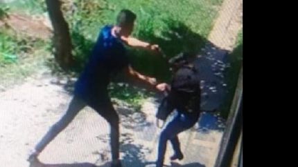 forcejeo con un ladron y evito que le robaran la cartera