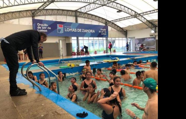 El intendente se tomó un tiempo para hablar con los chicos y preguntarles por las clases.