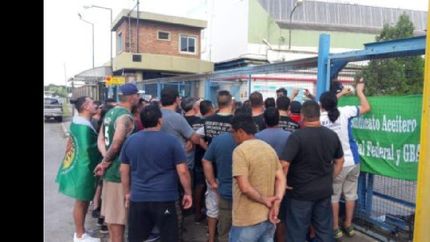 continúa el acampe y reclaman respuestas.