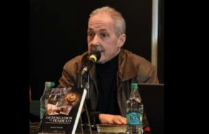 Novielli es el autor de Detengamos el péndulo.