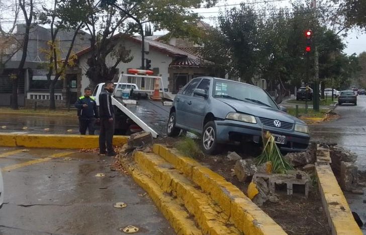 El auto terminó subido al boulevard.
