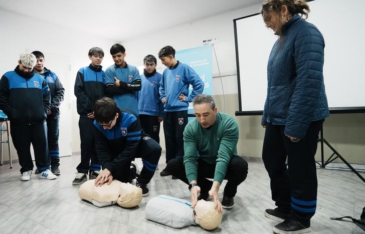 Más de100 alumnos de un colegio de Lomas de Zamora se capacitaron en RCP.
