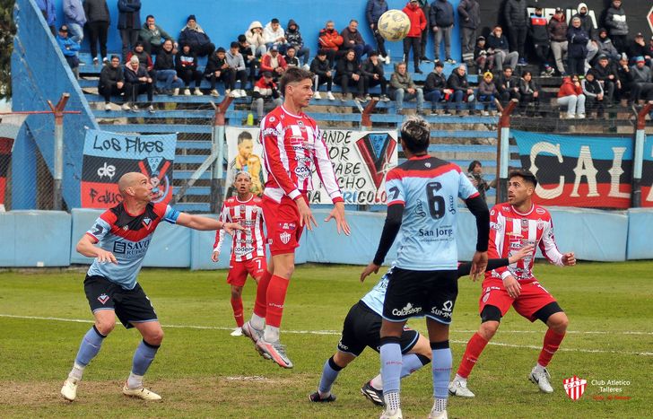 Talleres de Escalada y Brown de Adrogué arrancán afuera.