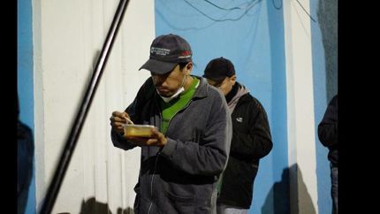Temperley asiste a 30 personas dentro del club y recibe a varias decenas que buscan un plato de comida. Temperley asiste a 30 personas dentro del club y recibe a varias decenas que buscan un plato de comida.