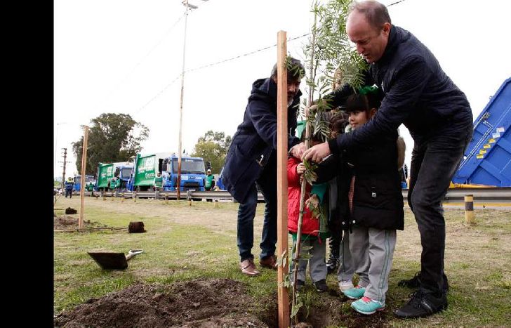 martín, junto a los pequeños del jardín.