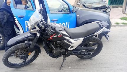 La moto en la que circulaba el prófugo detenido.