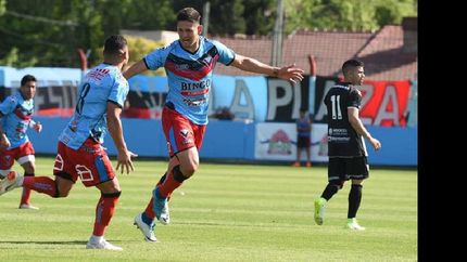 Los brazos abiertos de Nicolás Benegas, festejando el golazo que le dio la victoria a Brown.