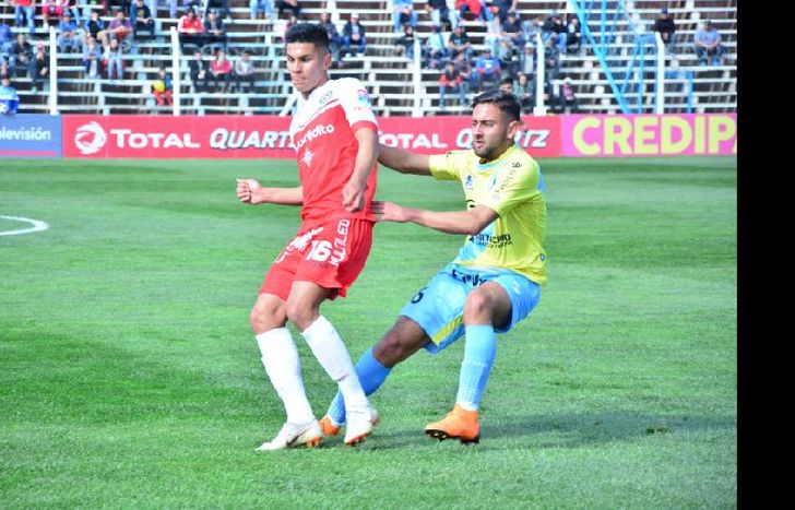 Demartini, esta vez de central, controló bien a Verón.
