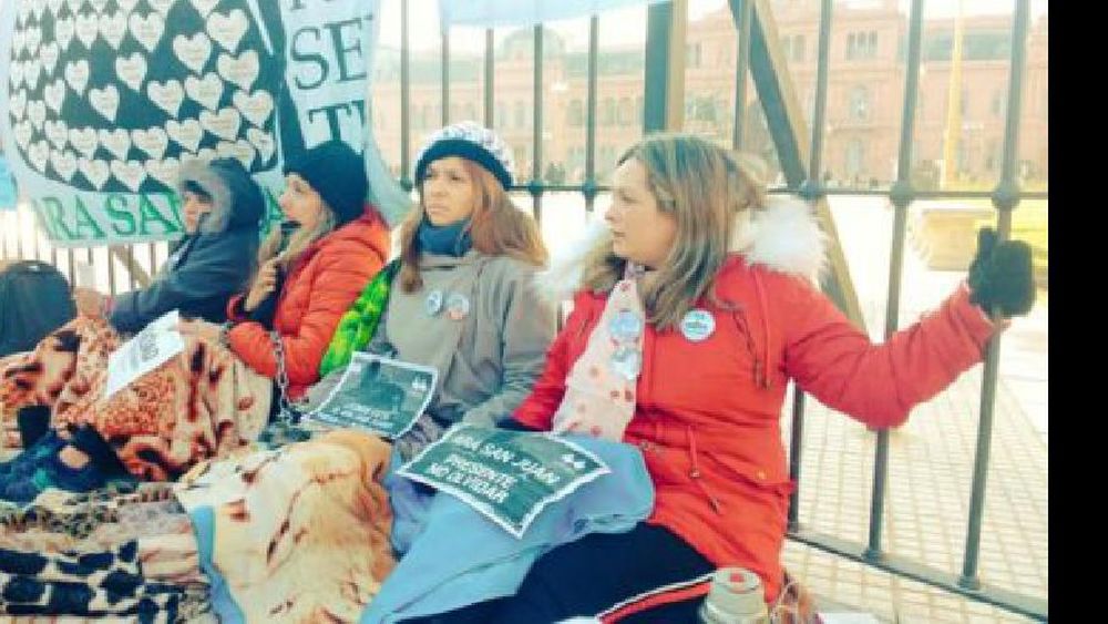 ARA San Juan: Familiares se encadenaron en Plaza de Mayo
