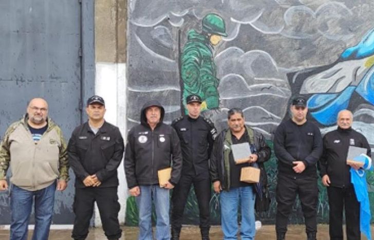 En el mural se observa a un soldado junto a la bandera Argentina.