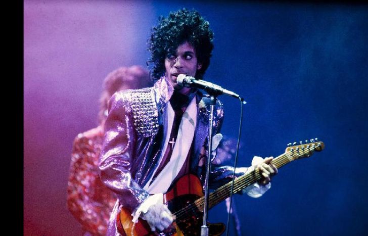 En el boliche quiso bailar con un chica del lugar, pero lo robotaron.