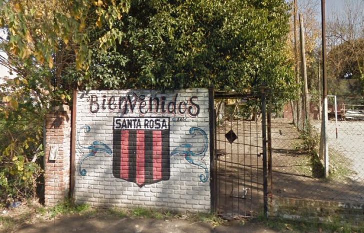 El Club Santa Rosa se ubica a sólo una cuadra de la avenida Eva Perón.