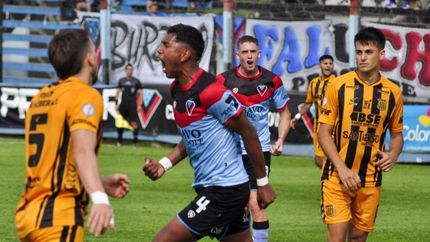 Carlos Aguirre anotó el primer gol de Brown en el empate 2-2 ante Mitre.