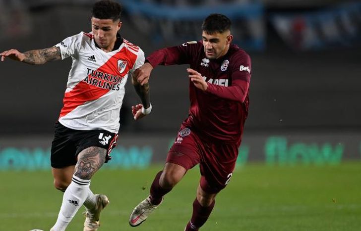 Lucas Varaldo intenta frenar el avance de Enzo Fernández.