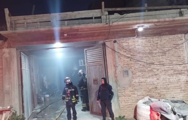 Cinco personas estuvieron expuestas al humo y requirieron atención médica.