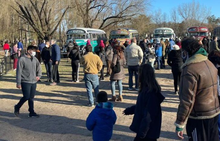 Cientos de vecinos pasaron a visitar la muestra solidaria.