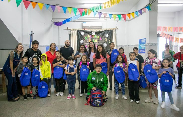 Los chicos del CPII ubicado en Llavallol agradecidos tras las mochilas que recibieron.&nbsp;