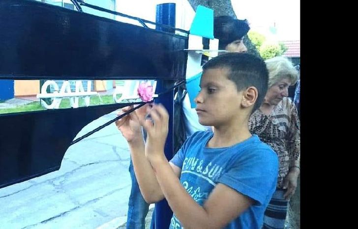Se trata de una obra trabajada en hierro, a cargo del artista Carlos Oliva.