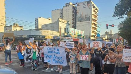 jubilados de lomas de zamora realizan semaforazos: basta de ajuste