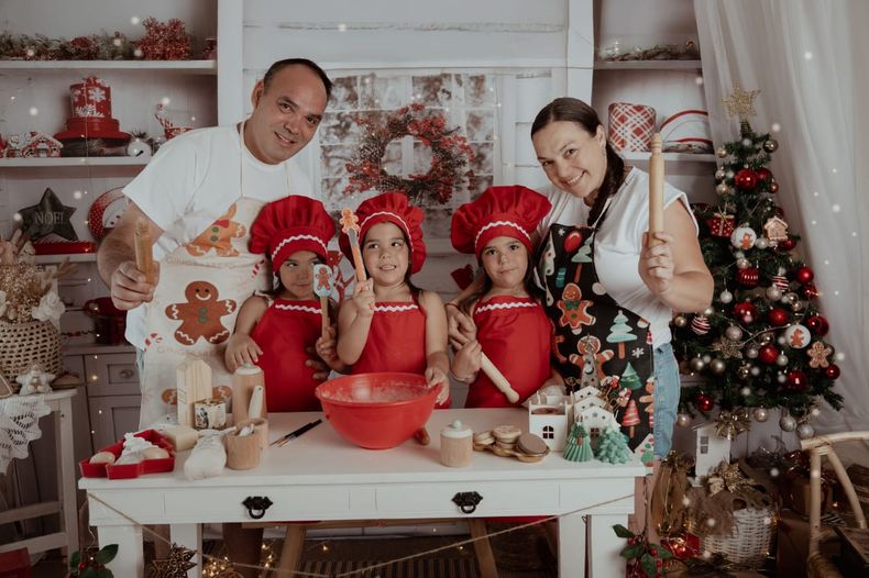La familia completa festejando la Navidad. 