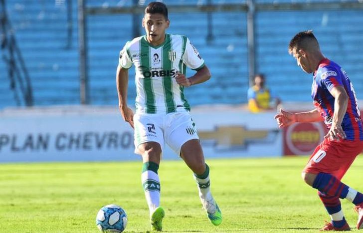 Maldonado sale desde el fondo con pelota dominada.