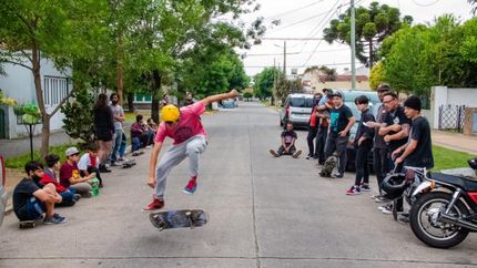 Amigos del barrio se juntan a andar en skate.