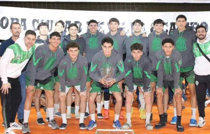 El plantel de Defensores, finalista en Villa Ocampo.