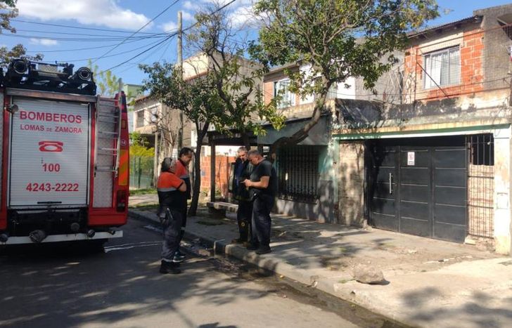 Bomberos de Lomas y Defensa Civil intervinieron en el lugar.