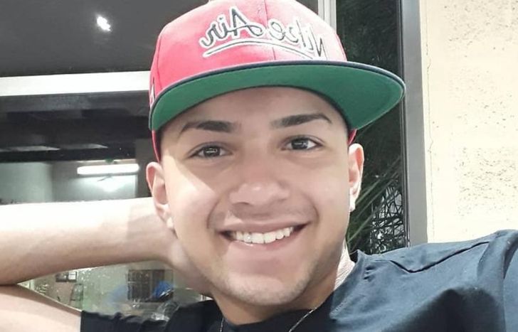 La víctima fue baleada en la cabeza cuando estaba en un auto.