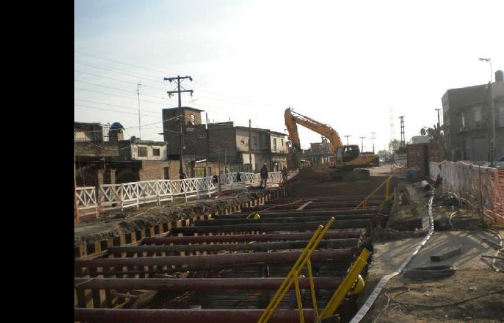 para darle forma al canal entubado, las cuadrillas colocan tabiques en cada cuadra.